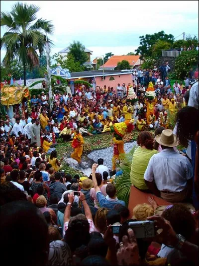 La f&ecirc;te de Pandial&eacute; : Cette f&ecirc;te qui se d&eacute;roule 7 mois de l'ann&eacute;e consiste &agrave; traverser un brasier suivi d'un bain de pied dans du lait. Cette marche sacr&eacute;e rend hommage &agrave; une d&eacute;esse. O&ugrave; se d&eacute;roule t-elle ?