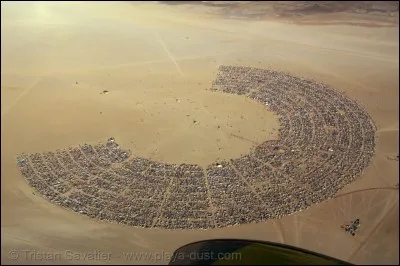Le Burning Man : Consiste &agrave; &ecirc;tre au c�ur du d&eacute;sert am&eacute;ricain, et &agrave; finir par br&ucirc;ler une grande structure en bois. Plus de 700&nbsp;000 personnes participent chaque ann&eacute;e au festival le plus fou du monde. Dans quel &eacute;tat des USA a-t-il lieu ?