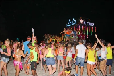 Full Mon party : La f&ecirc;te de la pleine lune. Cette f&ecirc;te touristique rameute pr&egrave;s de 200&nbsp;000 personnes en pleine saison. L'alcool y coule &agrave; flot et n'a rien de traditionnel. O&ugrave; se d&eacute;roule-t-elle ?