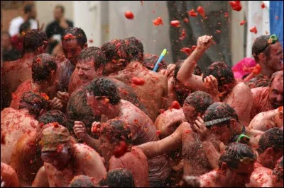La Tomatina : Au mois d'ao&ucirc;t on peut assister &agrave; ce festival de lancer de tomates. Cette f&ecirc;te vient d'une v&eacute;ritable bataille de tomates qui a eu lieu en 1945 entre plusieurs jeunes et un vendeur de l&eacute;gumes. O&ugrave; se tient-elle ?