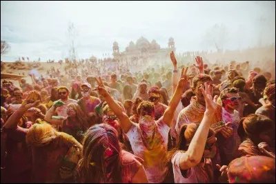 Holi festival : La f&ecirc;te des couleurs. Elle c&eacute;l&egrave;bre le printemps et les participants se jettent des piments verts, orange, bleus ou jaunes. La foule est alors recouverte de magnifiques couleurs. D'o&ugrave; vient cette f&ecirc;te ?