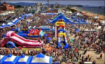 Festival de la boue : &Agrave; l'origine, ce festival fait la promotion d'une boue cosm&eacute;tique naturelle mais c'est surtout un gigantesque terrain d'amusement avec toboggan et ch&acirc;teau gonflable direction : la boue ! Ce festival a &eacute;t&eacute; cr&eacute;e en 1998 mais dans quel pays ?