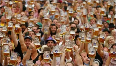 Oktoberfest : Cette f&ecirc;te rend hommage aux amateurs de bi&egrave;re du monde entier. Petite pr&eacute;cision, on ne vous sert que si vous &ecirc;tes assis. Cette f&ecirc;te a &eacute;t&eacute; cr&eacute;&eacute;e il y a plus de 200 ans pour le mariage d'un prince. O&ugrave; se d&eacute;roule-t-elle ?