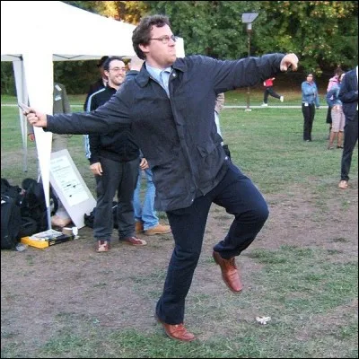 Le festival du lancer de téléphones portables - Le but est d'organiser des concours de lancers de portables. Le but : les lancer le plus loin possible. Toutes les marques et tous les modèles sont autorisés. Où cette étrange célébration se déroule-t-elle ?