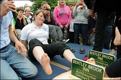 World Toe Wrestling Championship - Littéralement la fête de la lutte des doigts de pieds. Des tournois de bras de fer de gros orteils sont organisés alors avec de la musique et des bières. Cette discipline a même tenté d'entrer aux J.O. Qui sont les champions des orteils ?