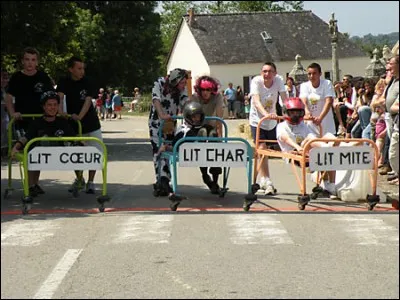 Course de lits à roulettes - Ce festival aurait pu être inventé par Gaston Lagaffe. Il faut effectuer une course de 450 mètres le plus vite possible avec cet engin. Lors du festival on peut aussi voir des courses de chaises de bureaux ou de crachats de noyaux d'abricots. Mais où ?
