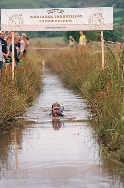 World Bog Snorkelling - Dans ce festival, 200 participants font la course en nageant dans un marécage boueux équipés de palmes, de masques et de tubas. Seule contrainte : interdiction de nager de manière traditionnelle. Où cette course insolite se tient-elle ?