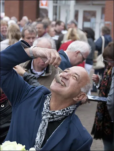 Fête du hareng - Ce festival donne lieu à de grandes réjouissances dont le clou du spectacle est le concours du plus grand mangeur de harengs. Tous les harengs pêchés reviennent ensuite à la reine. Mais à la reine de quel pays ?