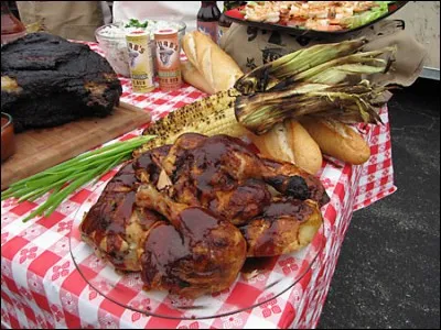 Safeway Barbecue Battle - La guerre des barbecues. Sur l'avenue, des centaines de barbecues dégagent une odeur de feu de bois et de viandes grillées sur un fond de musique de jazz. La fête se termine par un concours du meilleur barbecue. Mais où ?