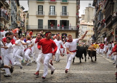 Festival de la San Fermín - Ce festival se tient chaque année au mois de juillet. On peut alors participer à des courses de taureaux en costume blanc et rouge. Un festival à l'adrénaline. Où se passe-t-il ?