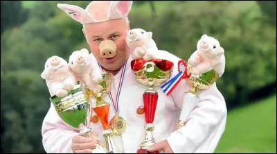 Championnat du cri de cochon - Lors de ce festival, deux jours entiers sont consacrés aux cochons. Ainsi, il existe le concours du meilleur cri où il faut imiter le cochon dans les moments les plus importants de sa vie. Le participant est aussi noté sur son déguisement. Où cette fête porcine se tient-elle ?