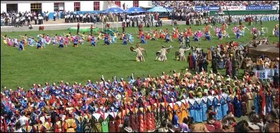 Festival du Naadam - Ce festival, très traditionnel, consiste en trois choses : une organisation de lutte entre hommes, une course de chevaux et un tir à l'arc. Ces festivités ont été classées au patrimoine mondial de l'UNESCO. Où ces festivités populaires se déroulent-elles ?