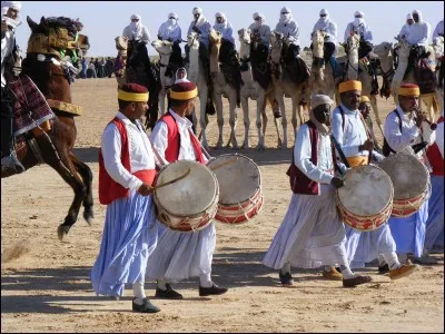 Courses de dromadaires au Festival international du Sahara - Cette fête est apparue en 1910 avec des courses de dromadaires et des jeux. Aujourd'hui, tout en conservant son objectif principal, le festival est aussi accompagné de musiques, foires, mariages et danses. Dans quel pays se déroule-t-il ?
