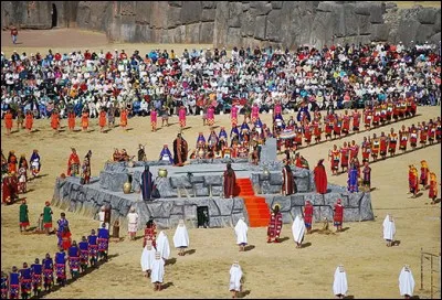 Inti Raymi - C'est à l'origine une cérémonie religieuse en hommage au dieu du soleil. Aujourd'hui, c'est une fête qui marque le solstice d'hiver et les gens défilent avec de magnifiques costumes incas. Dans quel pays d'Amérique latine cette fête se déroule-t-elle ?