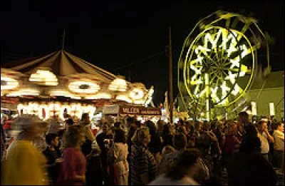 Le festival d'automne du West Side Nut Club - C'est un concours de nourriture un peu particulier où l'on propose aux participants de goûter à de nouvelles saveurs comme, par exemple, le bacon au chocolat, le ragoût de crocodile ou encore le bâtonnet de beurre frit. C'est une vieille fête de 90 ans. Mais dans quel pays ?