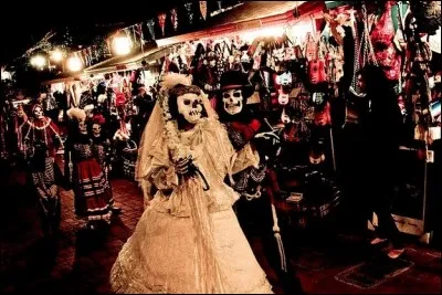 Dia de los Muertos - Cette fête se célèbre dans plusieurs pays du monde le 1er novembre. On se souvient alors de tous ceux qui sont passés avant nous. On s'habille en costumes extravagants et colorés pour leur rendre hommage. De quel pays cette fête traditionnelle est-elle originaire ?