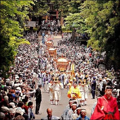 La parade des 1 000 samouraïs - Ce festival a lieu deux fois par an. On voit défiler une grande parade militaire des XVIIe et XVIIe siècles. Certains sont déguisés et se déplacent à cheval. Où cette procession a-t-elle lieu ?