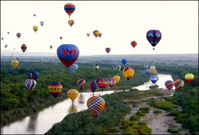 International Balloon Festival - Ce festival international est le plus grand rassemblement de montgolfières au monde. En effet, 750 ballons s'envoleront dans le ciel avec des couleurs et des formes uniques. Mais où se déroule-t-il ?