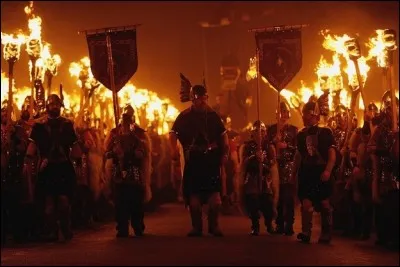 Le Up Helly Aa Fire Festival - Ce festival se tient chaque année et c'est le plus grand rassemblement sur le thème du feu. En effet, à la fin des festivités, on brûle un énorme drakkar. Mais qui célèbrent les Vikings ?
