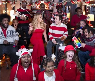 Qui est la célébrité en maillot rayé !