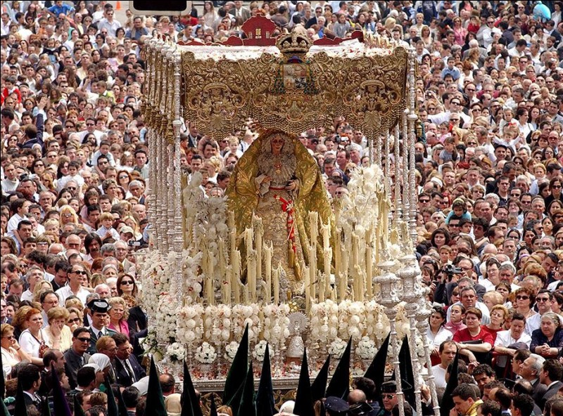 La fête de la Vierge en Espagne : Pendant une semaine, la ville vit au rythme de la semana Sagrada. Cette cérémonie religieuse voit alors défiler des chars portés par des confréries, représentant la Vierge. Quelle ville espagnole est la représentante de cette fête sacrée ?