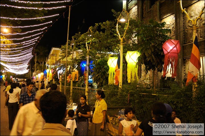 Le festival de Vesak : Ici on célèbre la naissance, l'illumination et la mort de Bouddha.Les fêtes sont spectaculaires : rassemblements religieux bien sûr, mais aussi fête des lumières où chacun rivalise d'habileté pour fabriquer des lanternes en papier, des plus simples à de véritables œuvres d'art. Où se déroulent ces festivités?