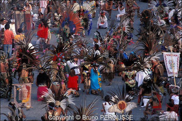 Fêtes de la Vierge Guadalupe : Cette fête marque le début des festivités de Noël dans ce pays. C'est une fête religieuse certes, mais on célèbre aussi les ancêtres pré-hispaniques. Les pèlerins viennent de partout, en costumes traditionnels et sur le son des tambours indiens. Mais où vont-ils ?