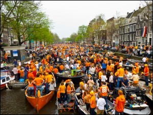 Le Queen's Day : Dans les rues de ce pays, 2 millions de personnes défilent habillées en orange pour rendre hommage à leur reine en trinquant à sa santé. Malgré quelques pétarades, cette fête est plutôt familiale. Quelle reine fête-t-on ?