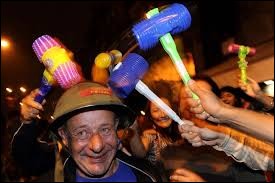 Festa de São João do Porto : Durant cette fête, des milliers de personnes descendent dans la rue pour fêter la Saint-Jean. Les participants se frappent soit avec des gousses d'ail soit avec des marteaux en plastique toute la nuit. C'est le festival le plus important de ce pays qui est... :
