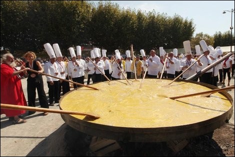 Omelette géante : Lors de cette festivité, se cuisine une omelette géante de plus de 4 500 œufs qui est par la suite servie sur la place du village. Cette fête date de plus de 200 ans mais où est-elle célébrée?
