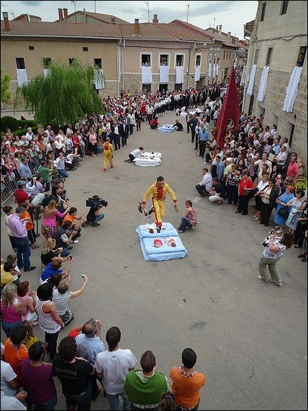 El Salto del Colacho : Le saut du bébé. Ce festival créé en 1621 voit des hommes déguisés en diable sauter au dessus de bébés de moins d'un an dans le but de les protéger du mauvais esprit. C'est un des festivals les plus dangereux au monde. Où a-t-il lieu ?