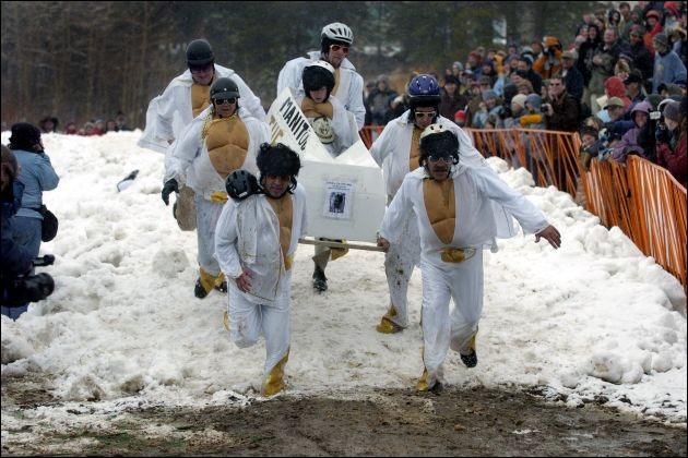 Le festival de Frozen Dead Guy : C'est une fête loufoque et drôle. Des courses de cercueil y sont organisées dans la joie et la bonne humeur et les participants sont costumés. Où a lieu ce rassemblement ?