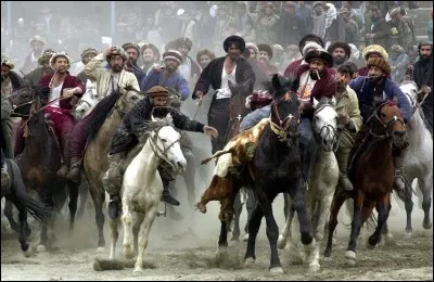 Le festival du bouzkashi : Pendant ces festivités, tout est organisé autour de ce sport semblable au polo mise à part que le ballon, ici, est un cadavre de chèvre. Pour célébrer la victoire s'ensuivent des banquets de victuailles et de la musique. D'où viennent ces festivités ?