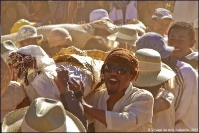 Le Famadihana ou le retournement des morts : Ces festivités consistent à exhumer les morts pour qu'ils ne passent pas l'hiver au froid dans la terre. Les nombreux participants doivent être nourris et satisfaits jusqu'à entière satiété. Cette cérémonie très traditionnelle vient ... :