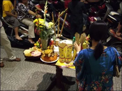 Fête du Têt : Ces festivités célèbrent le printemps et le début d'une nouvelle année lunaire. C'est une fête où les morts reviendraient sur Terre et c'est la fête où le bonheur ou le malheur dans l'année sera décidé. Il est donc très important d'honorer cette fête par des parades de fleurs pour les habitants. Mais qui sont-ils ?