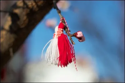 Baba Marta : En ce jour férié, les habitants de ce pays s'offrent des" martenitsa" sorte de fil avec des pompons au bout, comme porte-bonheur. On les porte alors au poignet, sur sa veste ou dans la poche jusqu'à l'apparition du printemps. Où se déroule cette fête ?