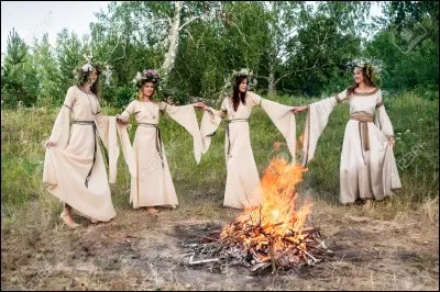 Ivan Kupala : C'est la célébration du feu, de l'eau, de la fertilité, la joie et l'amour. Cette célébration est souvent associée à notre Saint-Valentin et on retrouve cette fête dans plusieurs pays slaves. Mais dans quelle nation ne célèbre-t-on pas cette fête?
