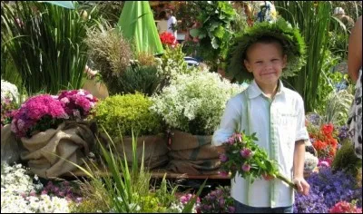 Jāņi : La fête du solstice d'été. C'est la fête la plus populaire de ce pays, c'est d'ailleurs un jour férié. On y fête entre autres les moissons et la fertilité, on y danse, on y chante, on allume des feux et il doit obligatoirement y avoir du fromage, de la viande et des galettes sur les tables. D'où viennent ces gourmands ?