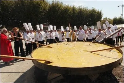 Omelette géante : Lors de cette festivité, se cuisine une omelette géante de plus de 4 500 œufs qui est par la suite servie sur la place du village. Cette fête date de plus de 200 ans mais où est-elle célébrée?
