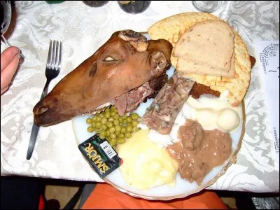 Þorrablót (Mois de Þorri) : Lors de cette fête, on déguste un repas un peu particulier. En effet, il faut manger le plat le plus dégoûtant possible : Testicule aigre de bélier, tête de mouton bouillie, saucisse de foie et requin fermenté sont alors au menu. c'est une démonstration de force que d'être capable de finir son assiette, mais dans quel pays ?