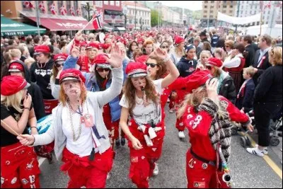 Russefeiring : Durant le semestre de printemps, les lycéens de ce pays font la fête. Les participants portent des combinaisons de couleur, souvent rouges, conduisent des voitures, des fourgonnettes et des autobus de même couleur, et font la fête presque continuellement au cours de cette période. De quels lycéens s'agit-il ?