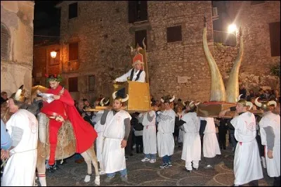 Festa del Cornuto : La fête des cornes. Dans cette culture les cornes représentent l'infidélité, on fête donc l'homme trompé. Dans ce festival, les hommes trompés défilent en pleurant et en cassant des cadeaux offerts par leurs ex-amantes infidèles. Quel pays célèbre ses cocus ?