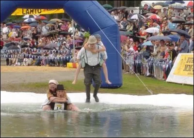 Le portage de femme : Lors de cette festivité, courir seul ne suffit pas. Il faut courir en portant sa compagne sur le dos et franchir plusieurs obstacles. On trouve des variations de cette course partout sur la planète mais où a-t-elle été créée ?