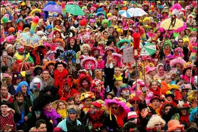 Le Carnaval. Bien entendu le carnaval est fêté dans beaucoup d'endroits du globe mais ici on cherche un carnaval français qui fête précisément les marins et les pêcheurs avant qu'ils ne prennent la mer. Pendant 3 jours, les hommes sont déguisés en femme et inversement. De quelle ville française s'agit-il ?
