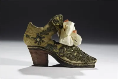 Pourquoi Louis XIV mettait-il des chaussures à talons ?