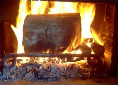 Vous allez rentrer chez vous, si vous êtes du Roussillon, vous vous réchaufferez au feu crépitant dans votre cheminée. Comment appelle-t-on la cérémonie de l'allumage de la bûche célébrant le solstice d'hiver ?