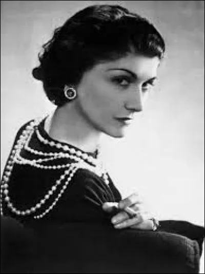 C'était une créatrice de mode, elle est à l'origine de la "Maison Chanel", il s'agit de...