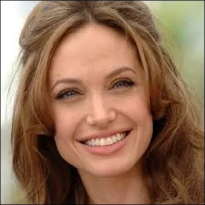 C'est une actrice américaine, elle est fut la femme de Brad Pitt pendant plusieurs années, il s'agit d'...