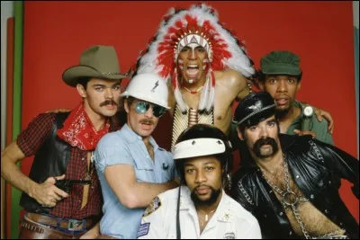 Allez, revenons à une musique des années 70 avec cette chanson des Village People "YMCA". Quel personnage parmi les trois proposés n'apparait pas au sein du groupe dans cette chanson?