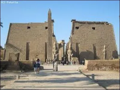 Laquelle de ces villes ne se trouve pas en Egypte ?